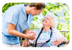 Pflegerin von Private Pflege mit Herz hält die Hand einer Patientin